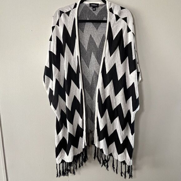 torrid Sweaters - Torrid Chevron Ruana Kimono Duster Poncho Cardigan Fringe Knit 4/5 Black & White